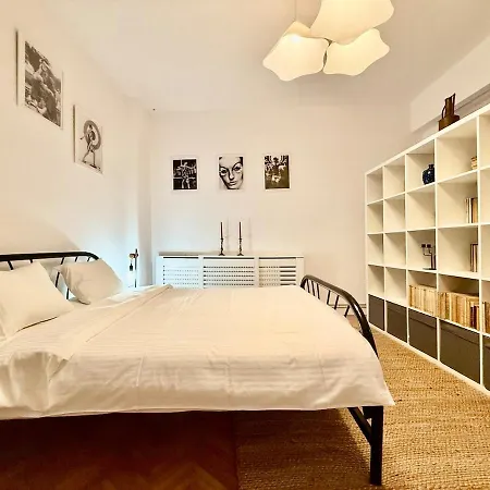 Apartment Art Garage *